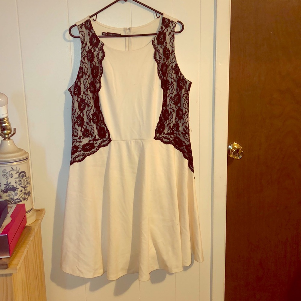 🖤White with black lace dress 🖤
